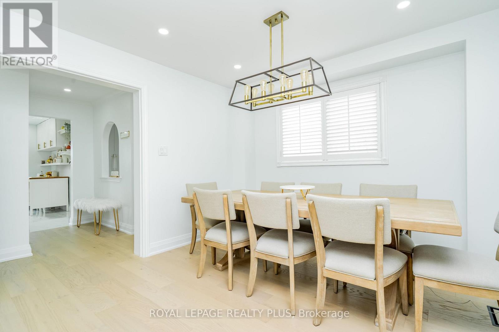 568 Fergo Avenue, Mississauga (Cooksville), Ontario  L5B 2J3 - Photo 7 - W12384513