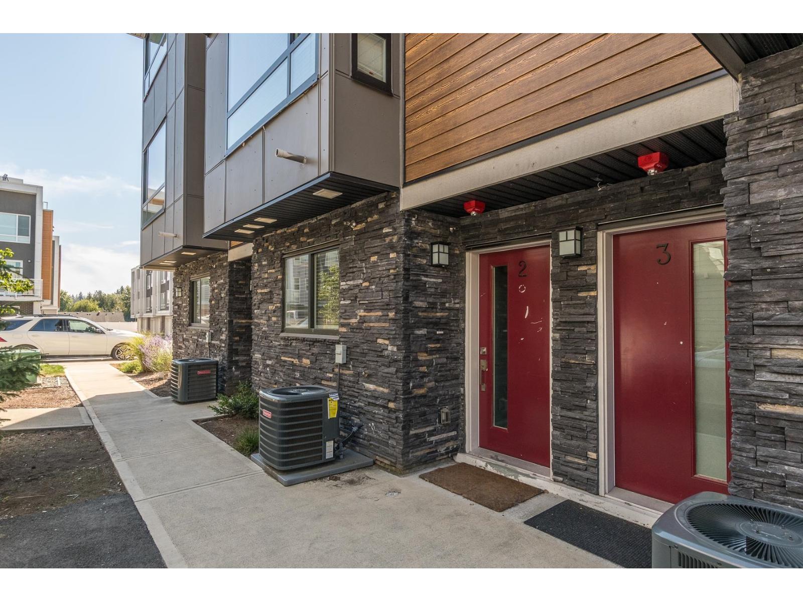 2 19631 55a Avenue, Langley, British Columbia  V3A 3X1 - Photo 2 - R3040431