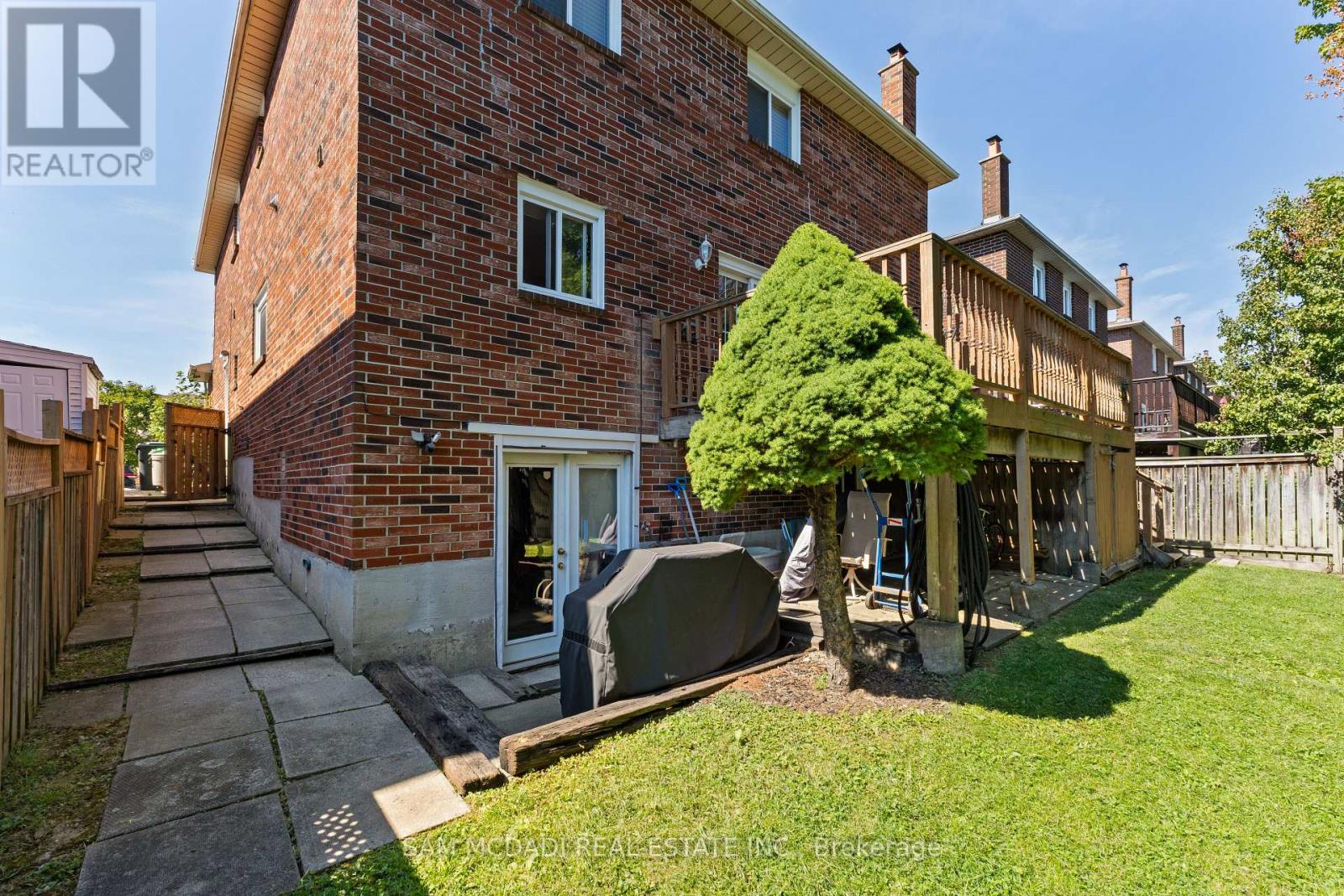 100 Castlehill Road, Brampton (Northwood Park), Ontario  L6X 4C7 - Photo 39 - W12383957
