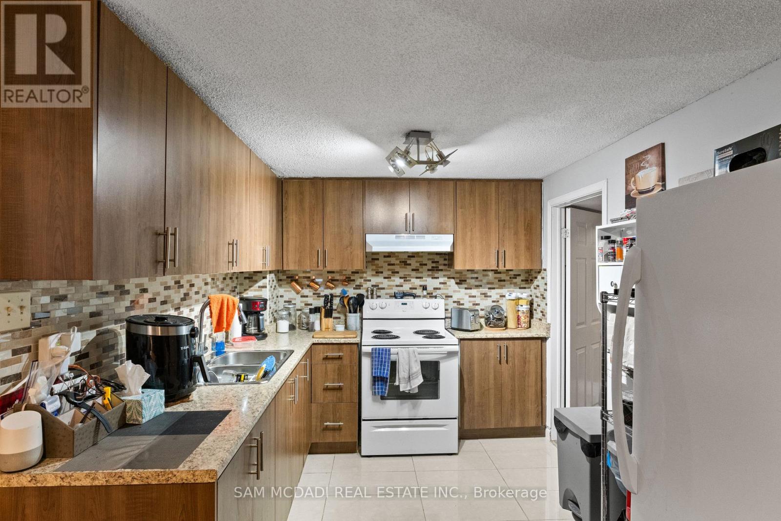 100 Castlehill Road, Brampton (Northwood Park), Ontario  L6X 4C7 - Photo 43 - W12383957