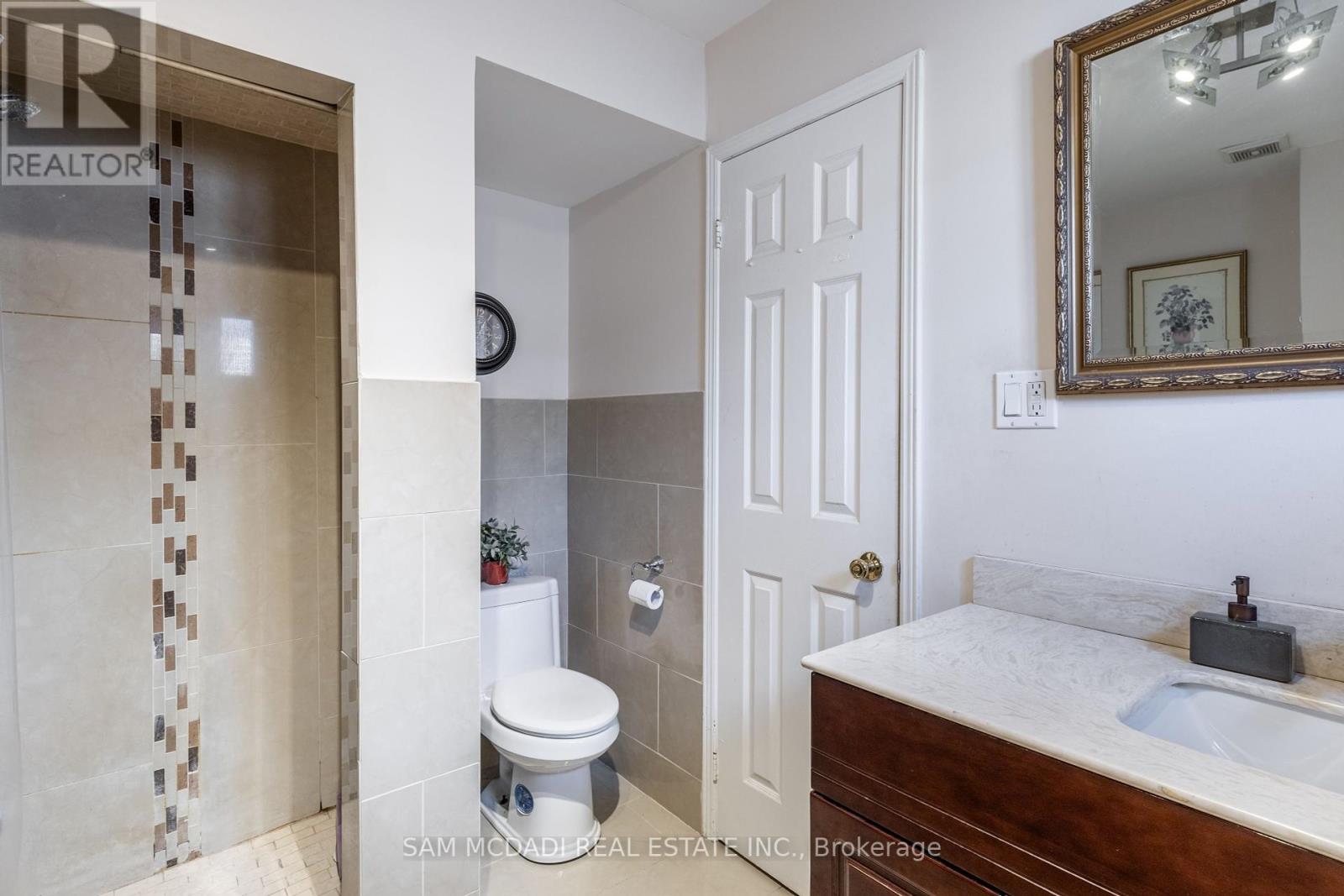 100 Castlehill Road, Brampton (Northwood Park), Ontario  L6X 4C7 - Photo 24 - W12383957
