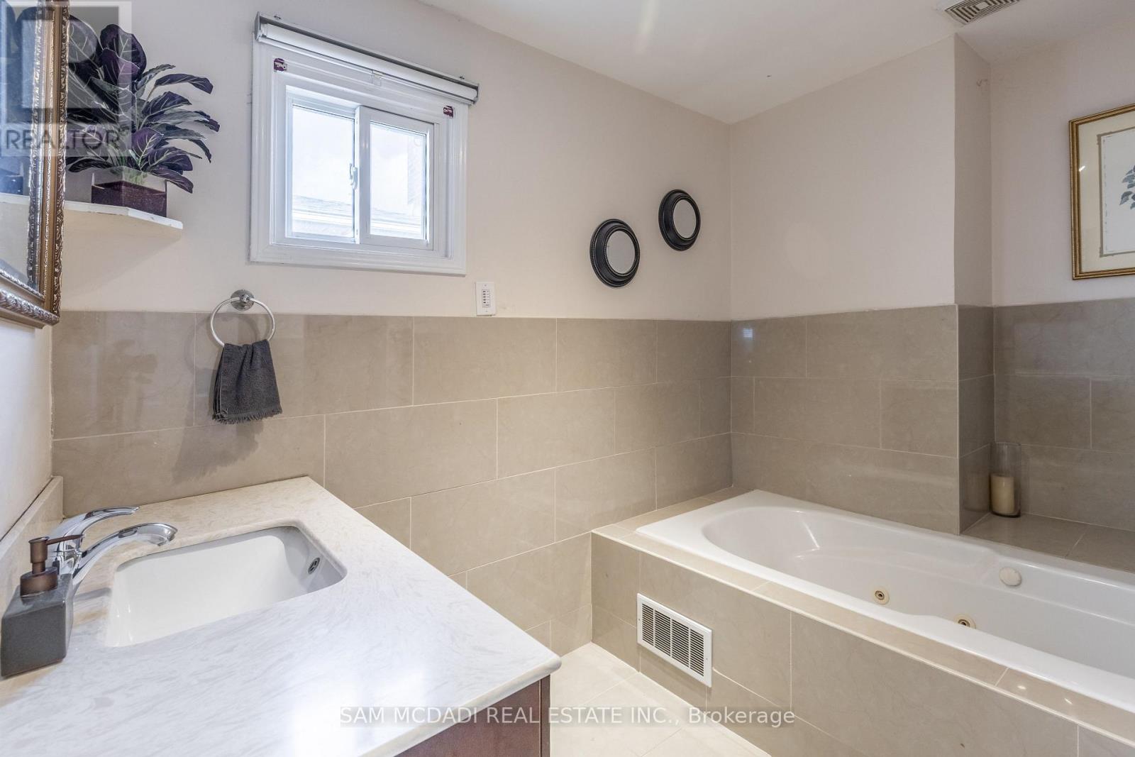 100 Castlehill Road, Brampton (Northwood Park), Ontario  L6X 4C7 - Photo 25 - W12383957