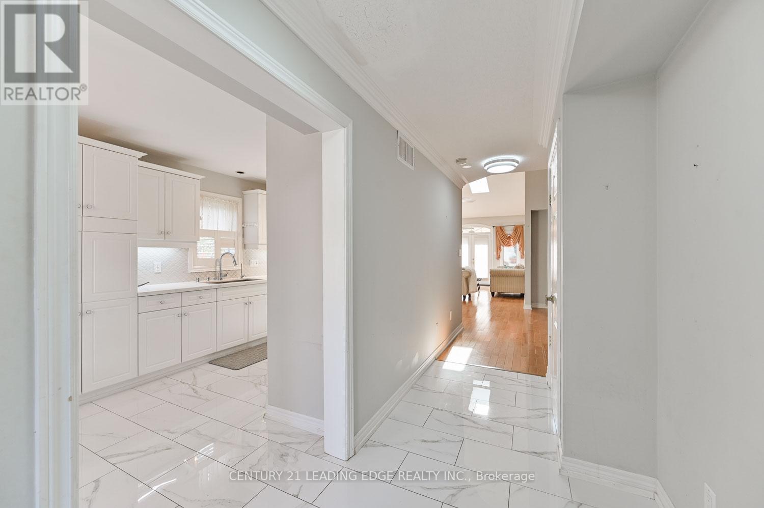 52 Bella Vista Trail, New Tecumseth (Alliston), Ontario  L9R 2C6 - Photo 6 - N12384656