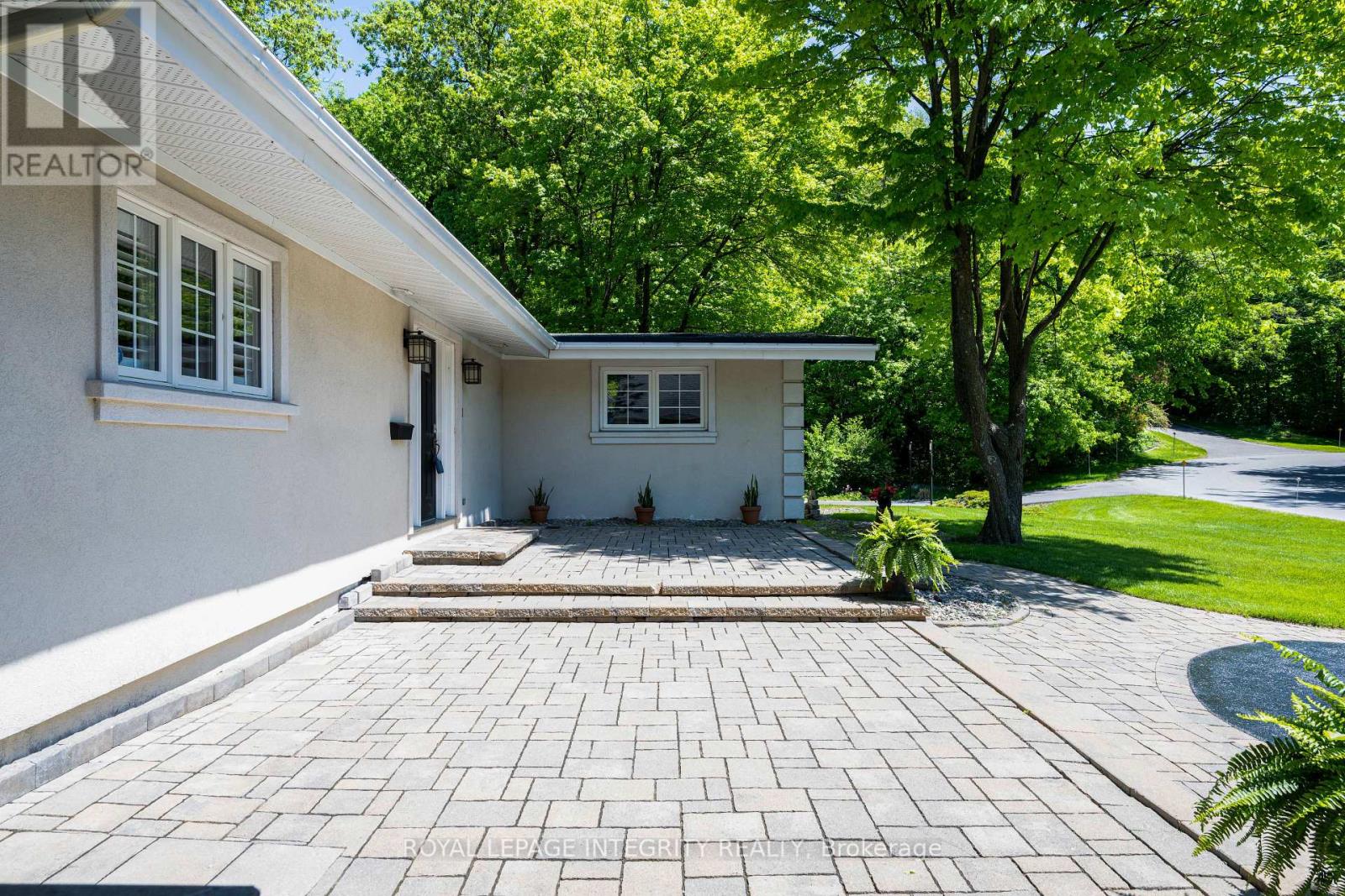 3 Briarcliffe Drive, Ottawa, Ontario  K1J 6E3 - Photo 6 - X12384758
