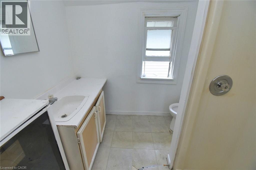 427 Cannon Street E, Hamilton, Ontario  L8L 2C7 - Photo 3 - 40761128