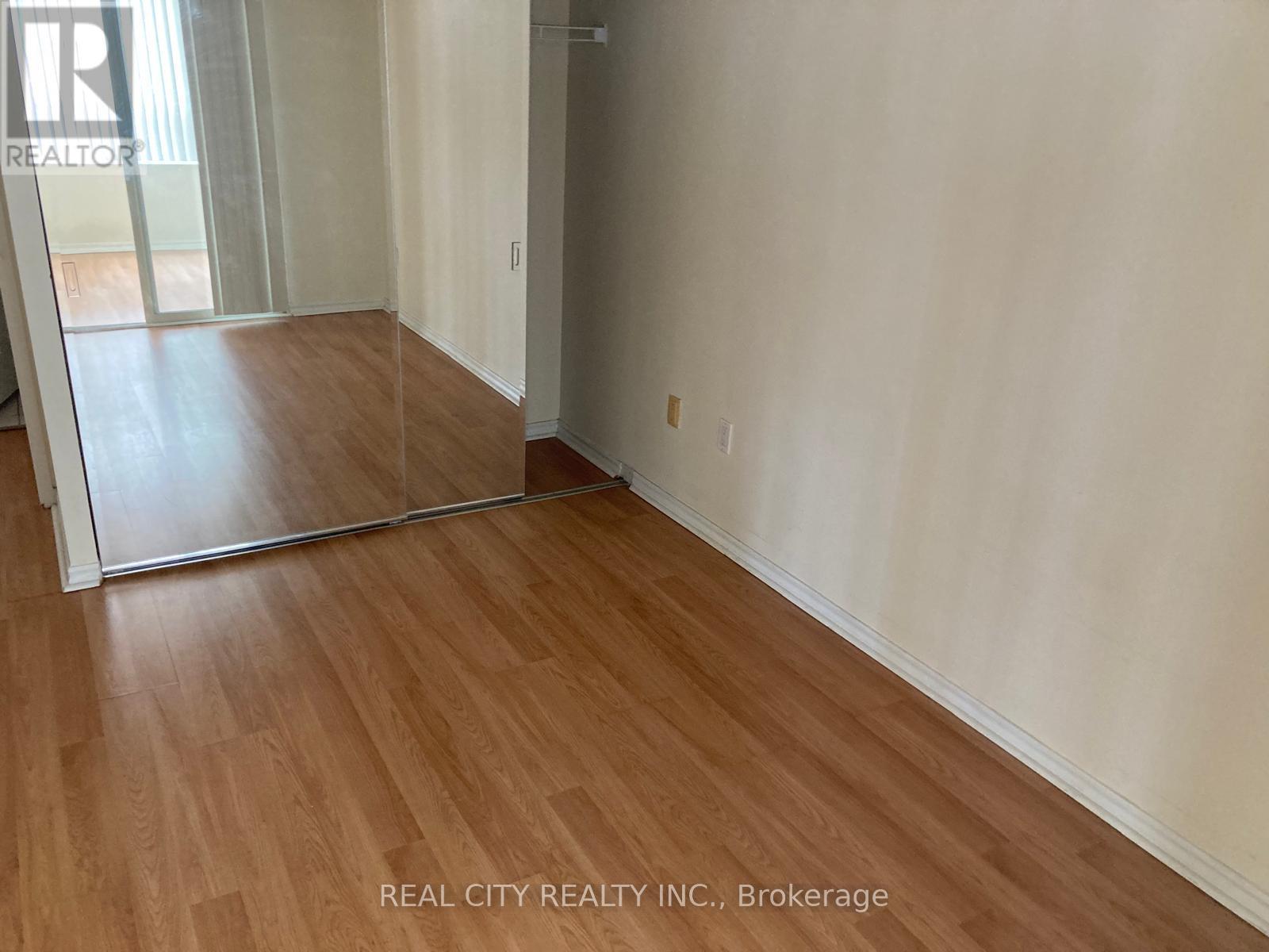 #2008 - 325 Webb Drive, Mississauga, Ontario  L5B 3Z9 - Photo 4 - W12384582