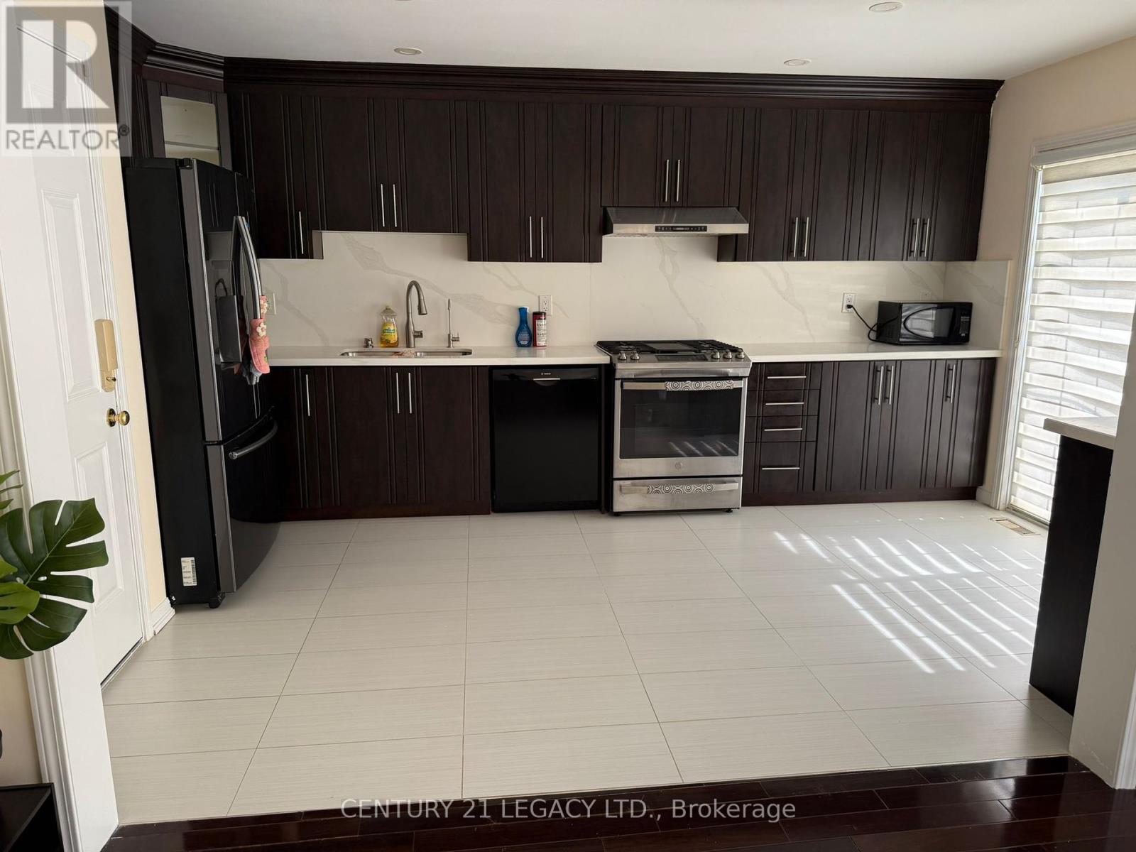 190 Owlridge Drive, Brampton, Ontario  L6X 0M8 - Photo 5 - W12384700
