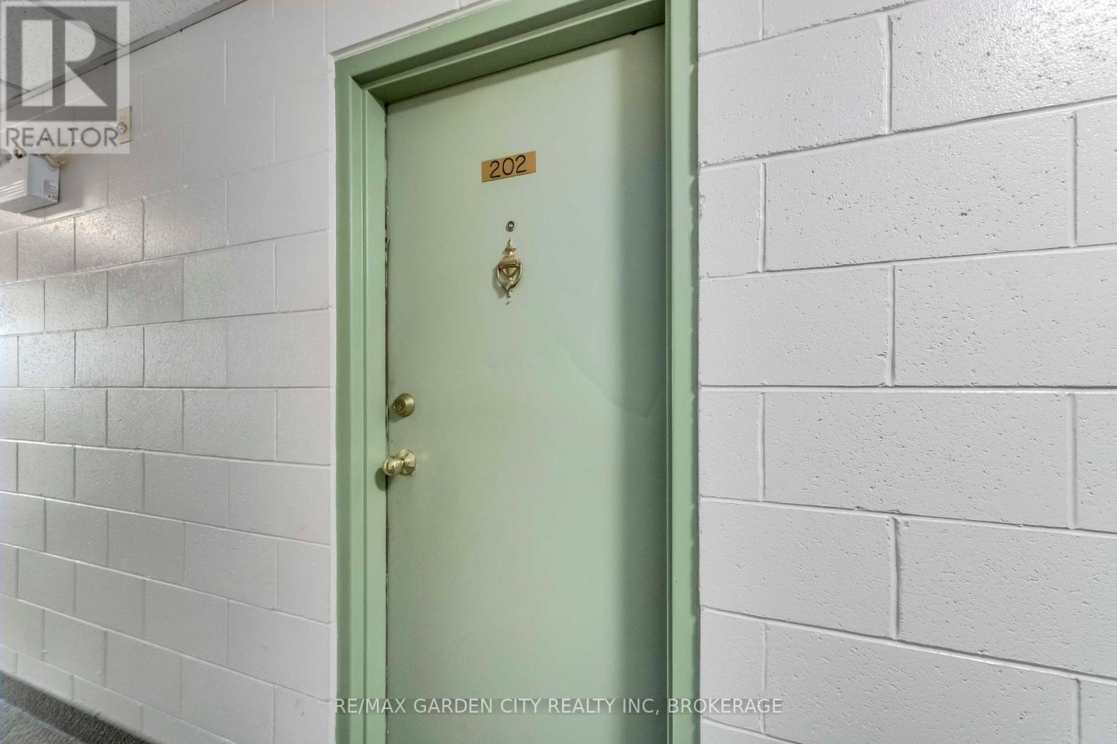 202 - 4692 Crysler Avenue, Niagara Falls, Ontario L2E 3V8 - Photo 4 - X12384741