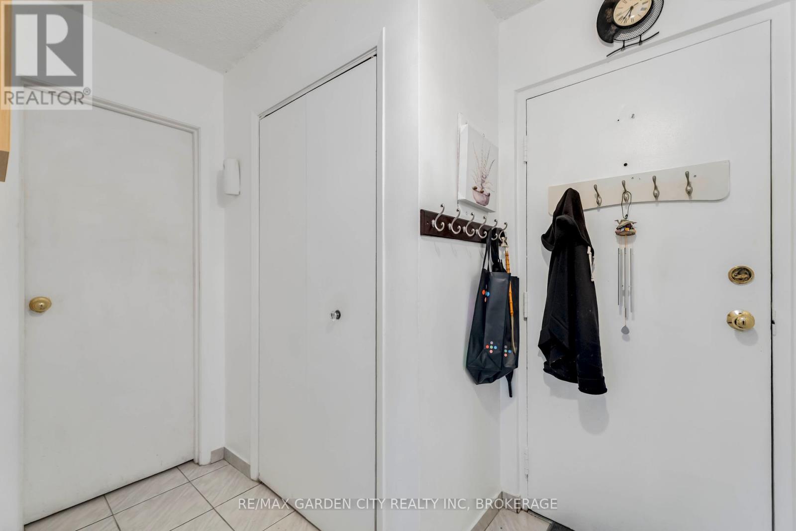 202 - 4692 Crysler Avenue, Niagara Falls, Ontario L2E 3V8 - Photo 5 - X12384741