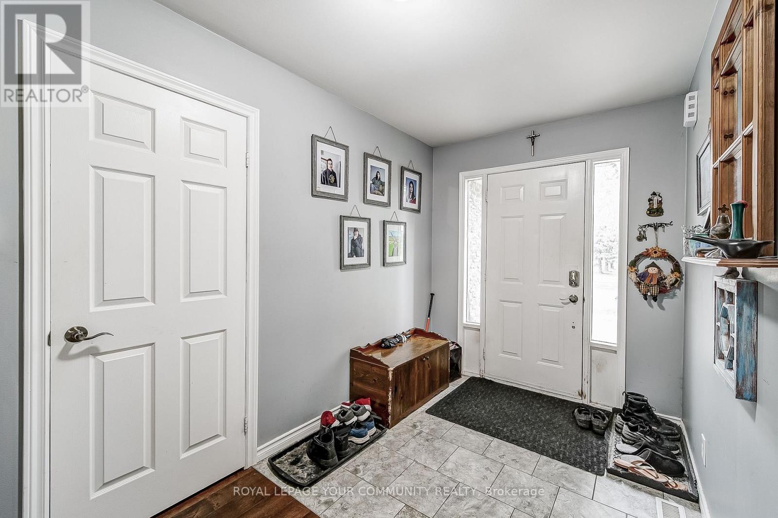 125 Biscayne Boulevard E, Georgina, Ontario  L4P 3S2 - Photo 3 - N12380948