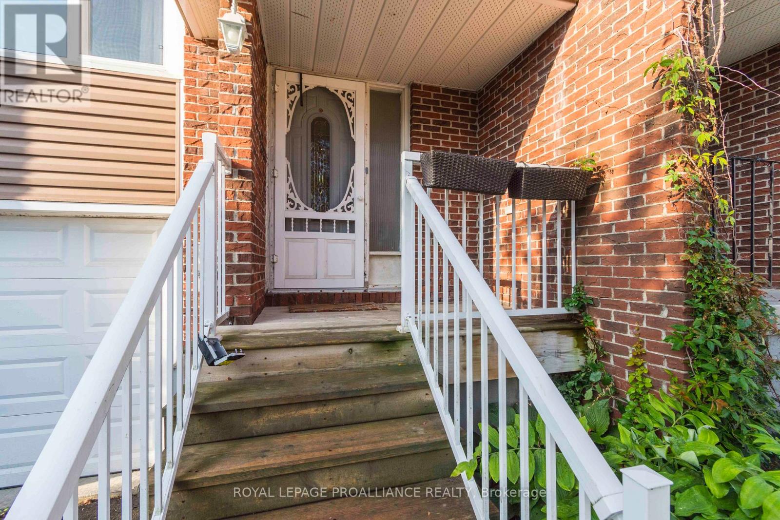 23 Anna Court, Quinte West, Ontario  K8V 5Y4 - Photo 2 - X12384956