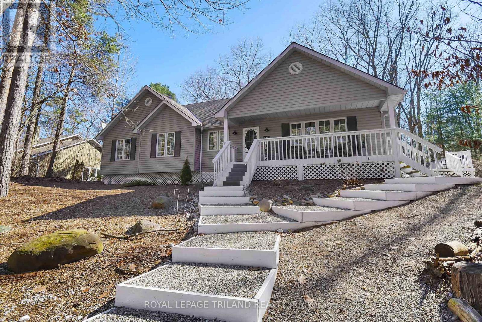 9945 Riverview Road, Lambton Shores, Ontario  N0M 1T0 - Photo 1 - X12384801
