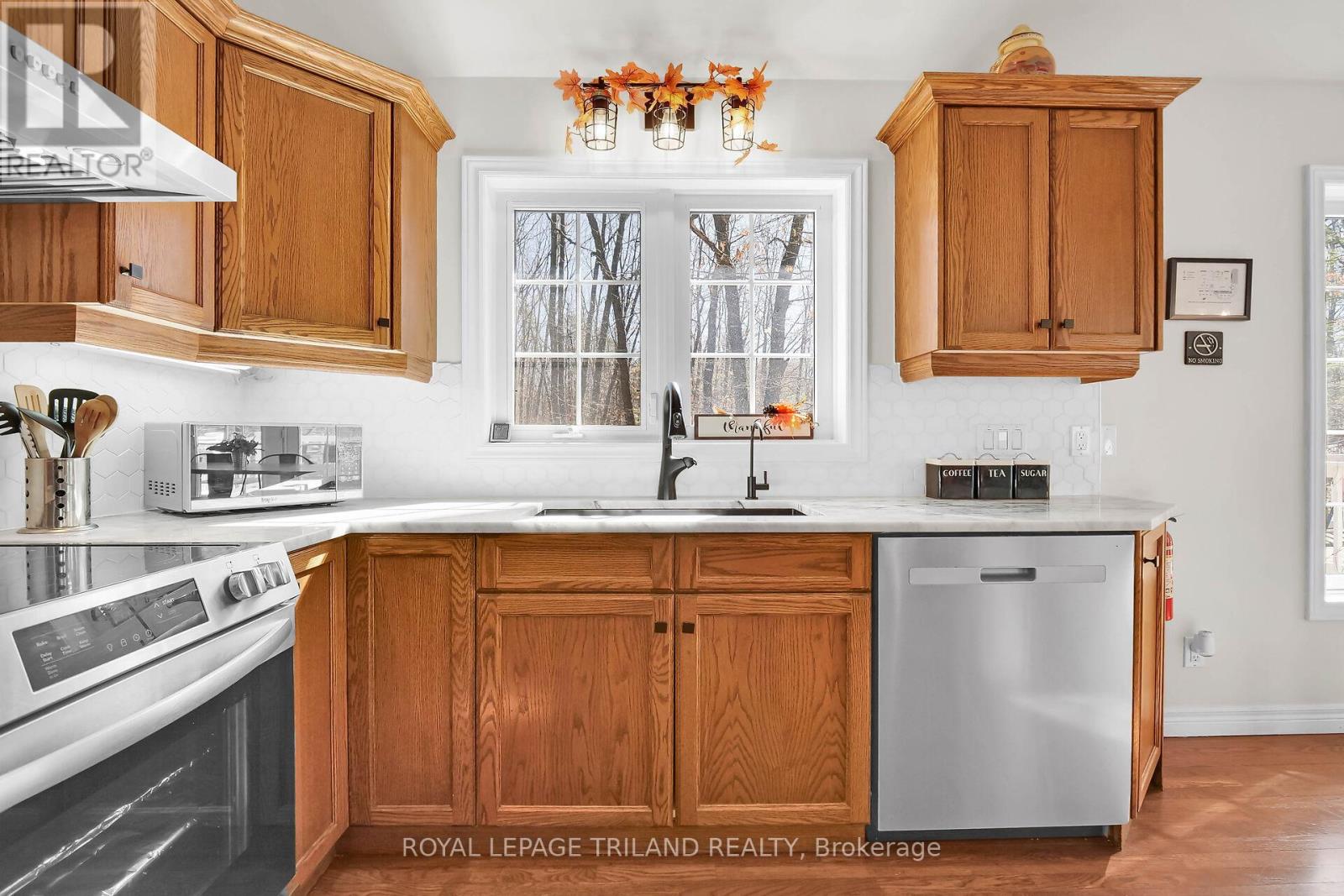 9945 Riverview Road, Lambton Shores, Ontario  N0M 1T0 - Photo 10 - X12384801