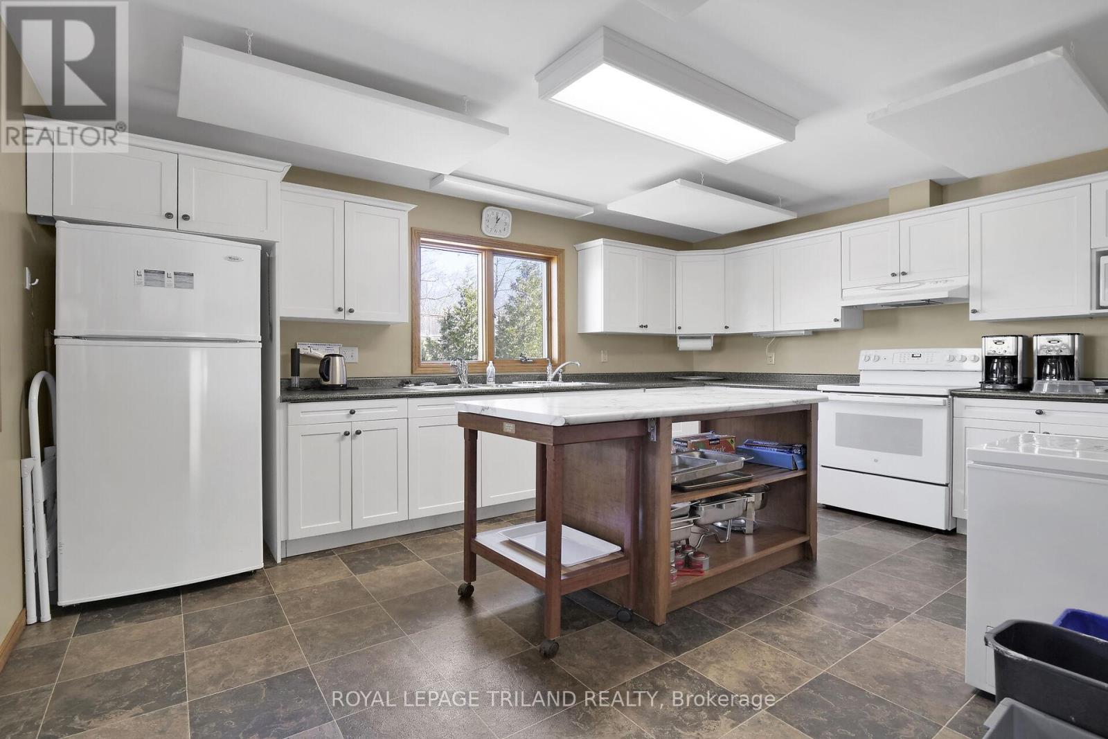 9945 Riverview Road, Lambton Shores, Ontario  N0M 1T0 - Photo 36 - X12384801