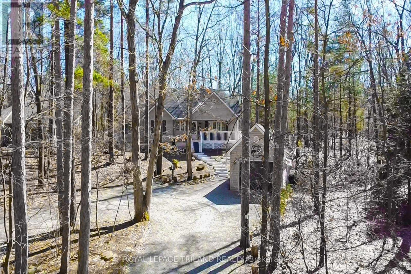 9945 Riverview Road, Lambton Shores, Ontario  N0M 1T0 - Photo 37 - X12384801