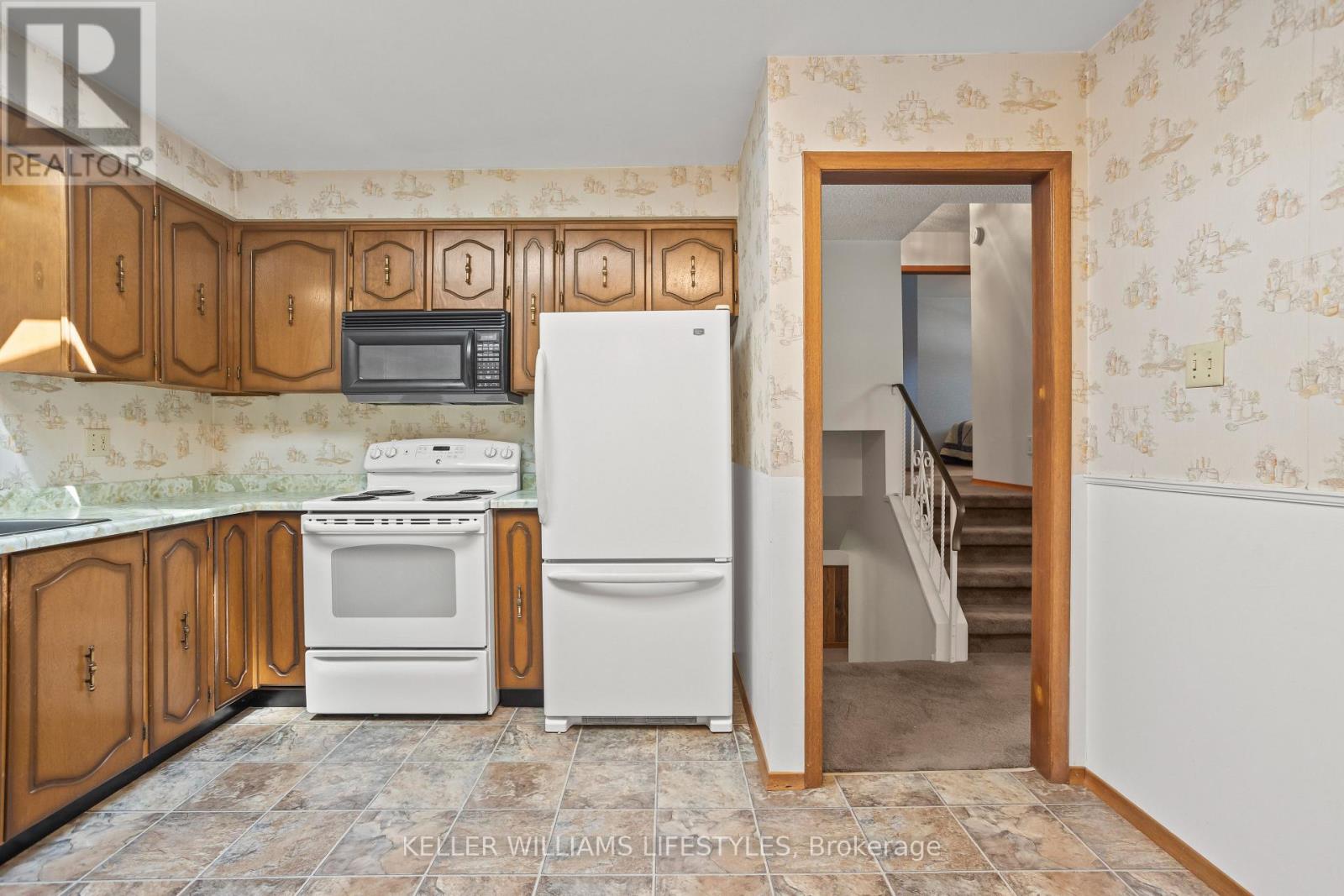 195 Queen Street, North Middlesex (Ailsa Craig), Ontario  N0M 1A0 - Photo 12 - X12384805