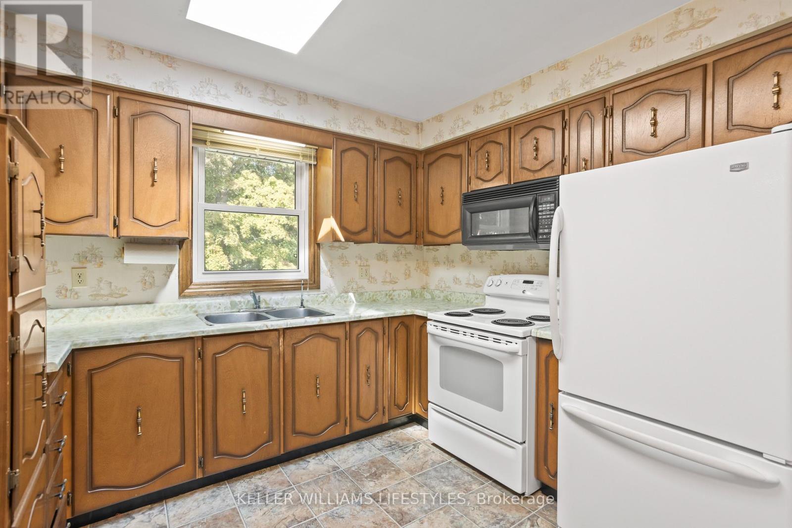 195 Queen Street, North Middlesex (Ailsa Craig), Ontario  N0M 1A0 - Photo 13 - X12384805