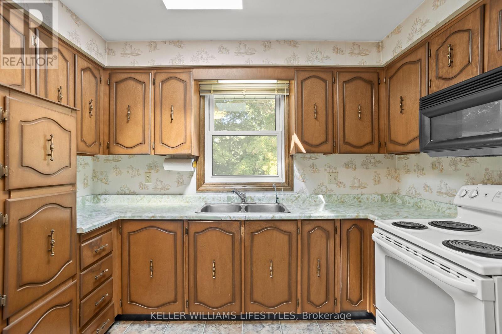 195 Queen Street, North Middlesex (Ailsa Craig), Ontario  N0M 1A0 - Photo 14 - X12384805