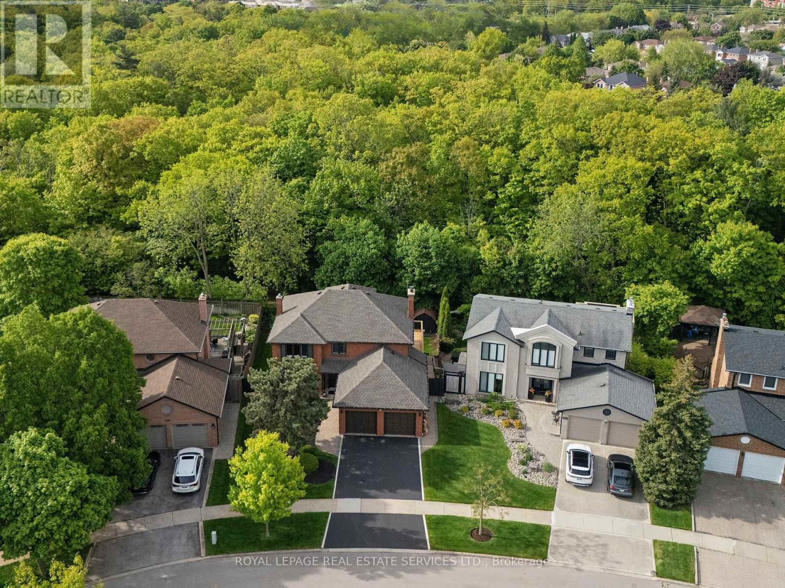 1379 Golden Meadow Trail, Oakville, Ontario  L6H 3H1 - Photo 2 - W12384753