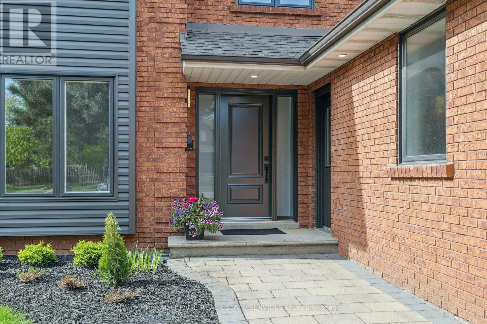 1379 Golden Meadow Trail, Oakville, Ontario  L6H 3H1 - Photo 5 - W12384753