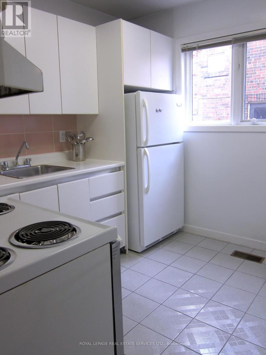 Apt. B - 184 Ellis Avenue, Toronto, Ontario  M6S 2X2 - Photo 3 - W12384791