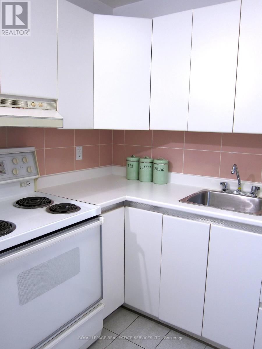 Apt. B - 184 Ellis Avenue, Toronto, Ontario  M6S 2X2 - Photo 4 - W12384791
