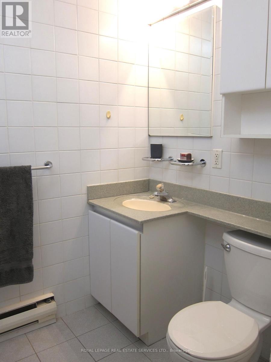 Apt. B - 184 Ellis Avenue, Toronto, Ontario  M6S 2X2 - Photo 7 - W12384791