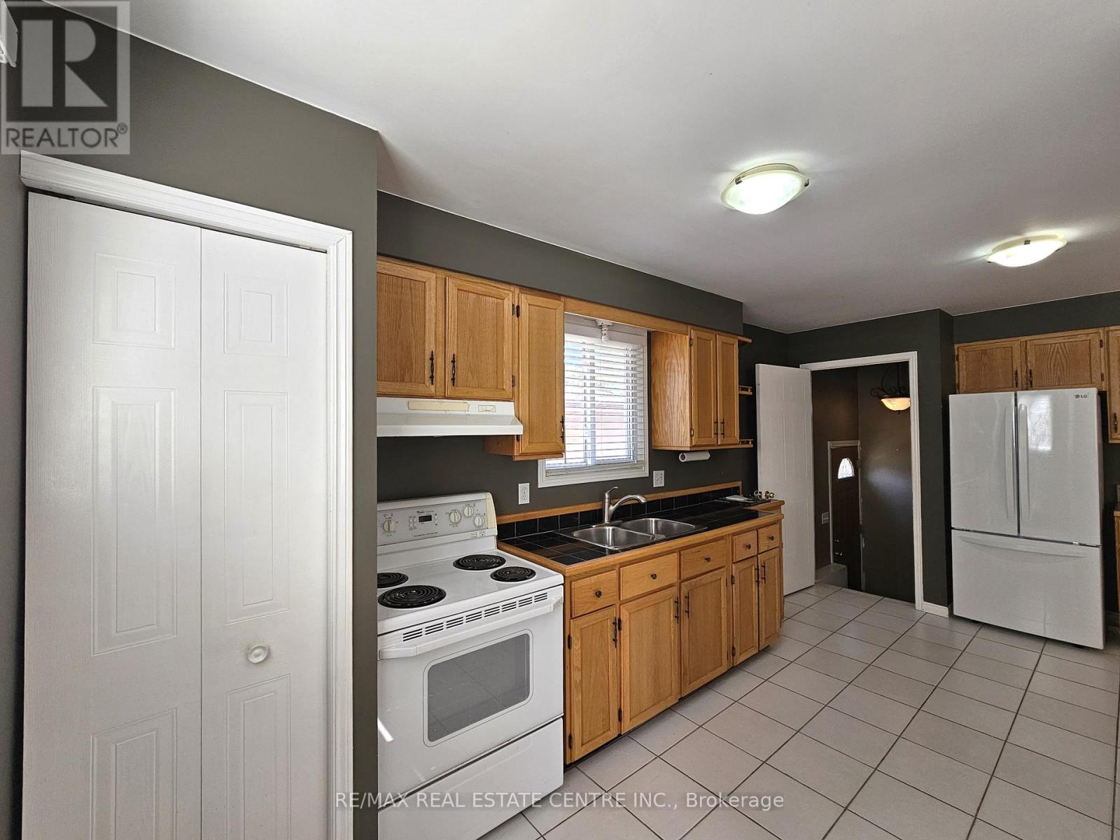82 Elmwood Avenue, Cambridge, Ontario  N1R 4Y4 - Photo 11 - X12384790
