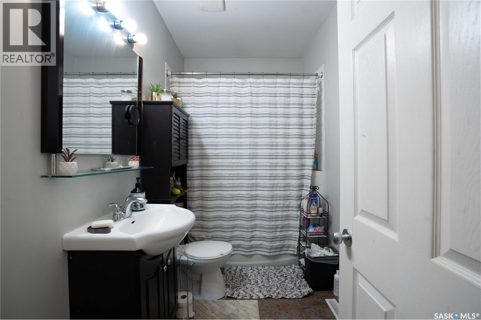 302 M Avenue N, Saskatoon, Saskatchewan  S7L 2S5 - Photo 12 - SK017373