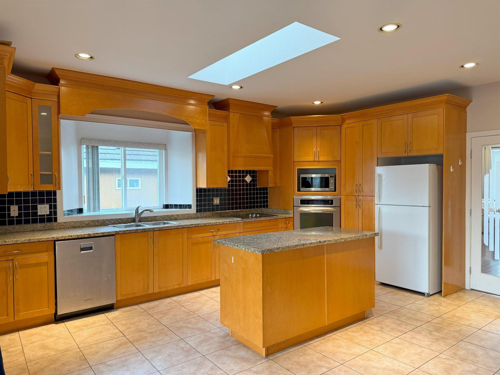Listing Picture 8 of 20 : 10955 131A STREET, Surrey / 素裡 - 魯藝地產 Yvonne Lu Group - MLS Medallion Club Member