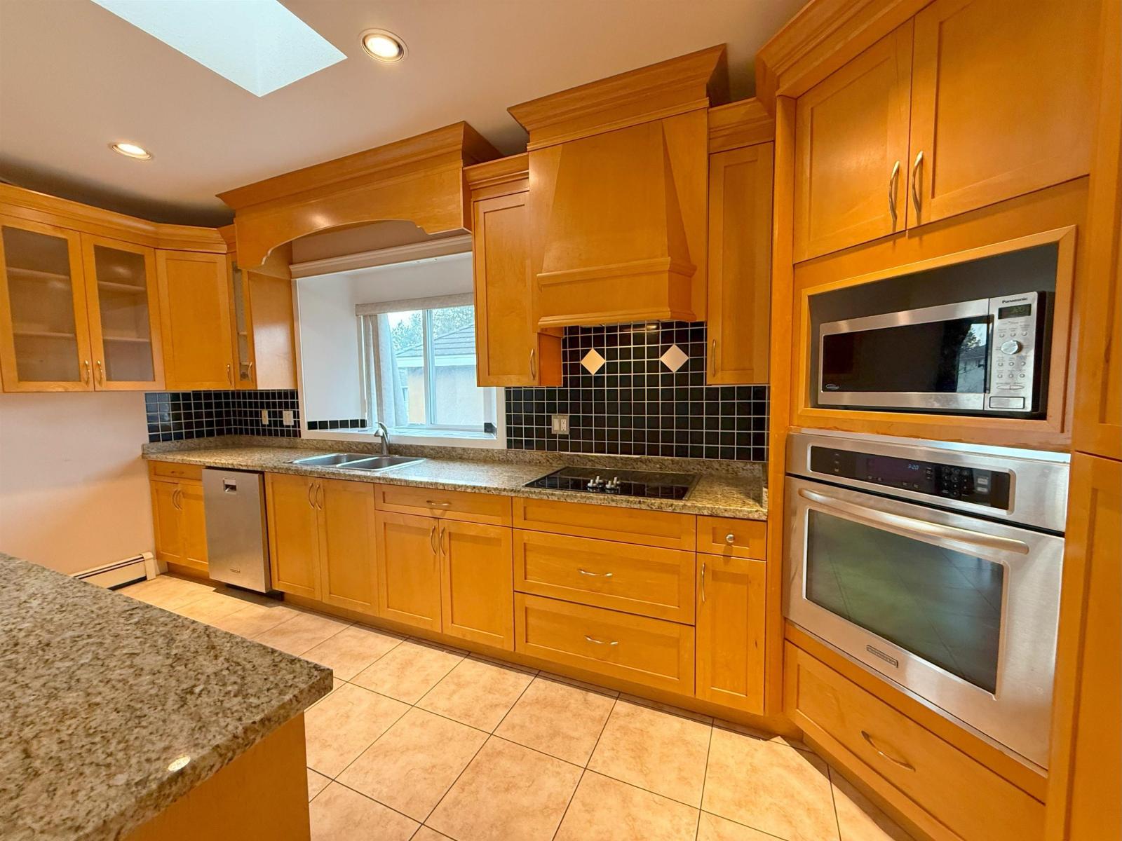 Listing Picture 9 of 20 : 10955 131A STREET, Surrey / 素裡 - 魯藝地產 Yvonne Lu Group - MLS Medallion Club Member