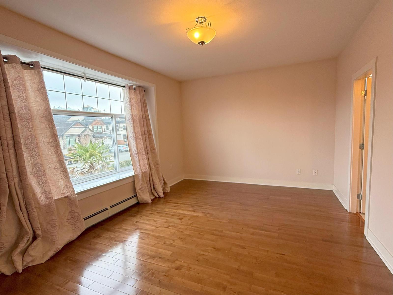 Listing Picture 14 of 20 : 10955 131A STREET, Surrey / 素裡 - 魯藝地產 Yvonne Lu Group - MLS Medallion Club Member