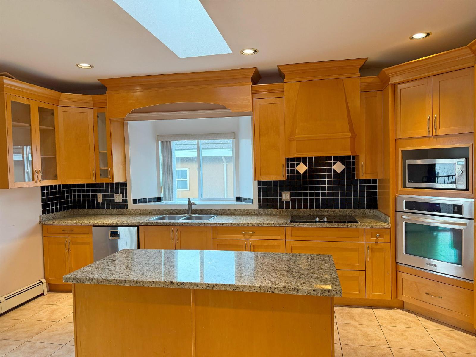 Listing Picture 10 of 20 : 10955 131A STREET, Surrey / 素裡 - 魯藝地產 Yvonne Lu Group - MLS Medallion Club Member
