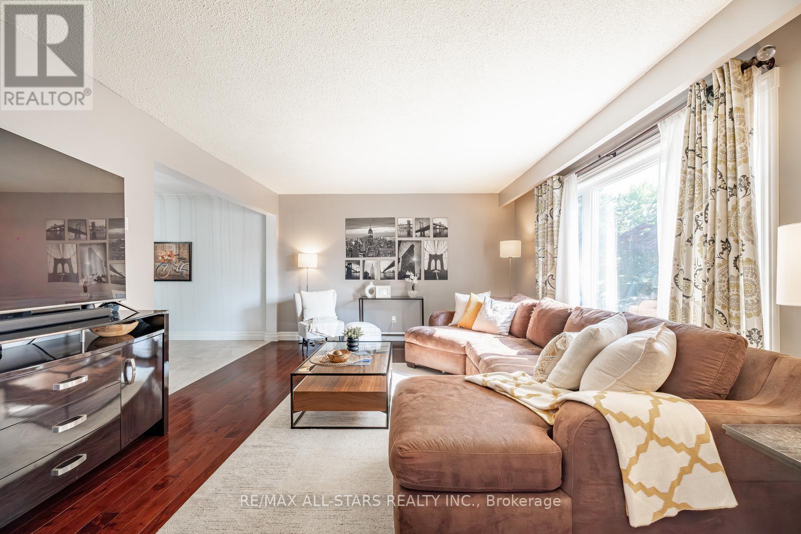 84 Thicketwood Boulevard, Whitchurch-Stouffville, Ontario  L4A 4K6 - Photo 6 - N12384807