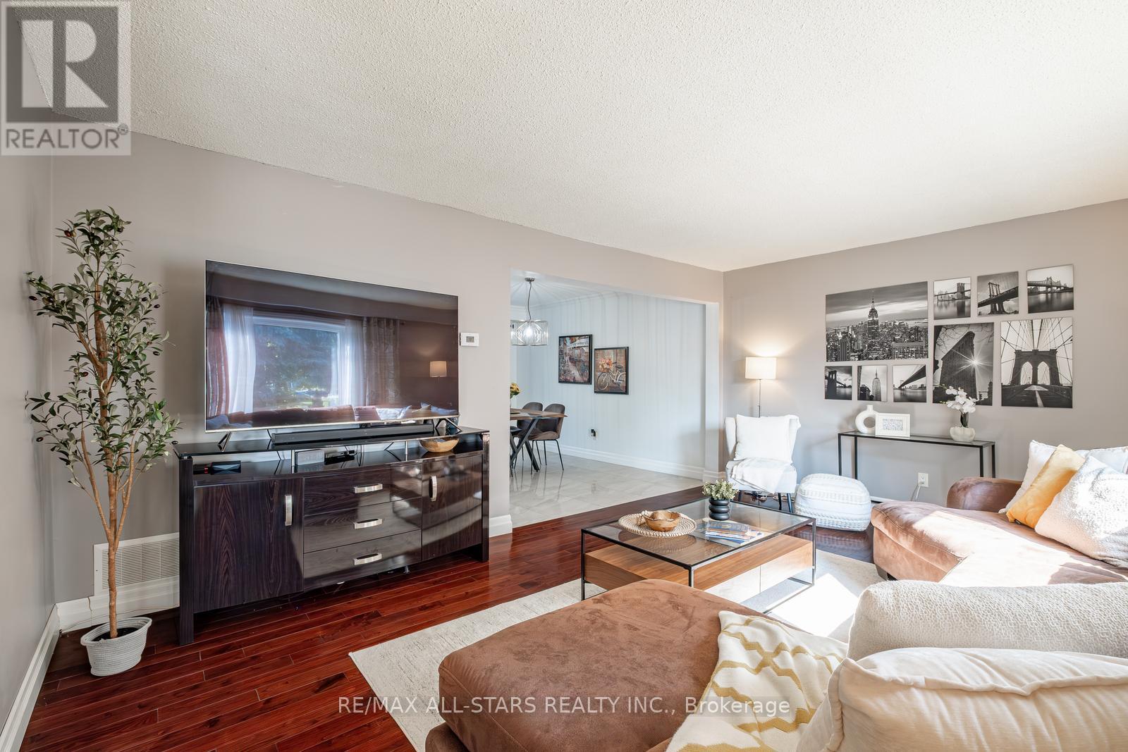 84 Thicketwood Boulevard, Whitchurch-Stouffville, Ontario  L4A 4K6 - Photo 7 - N12384807
