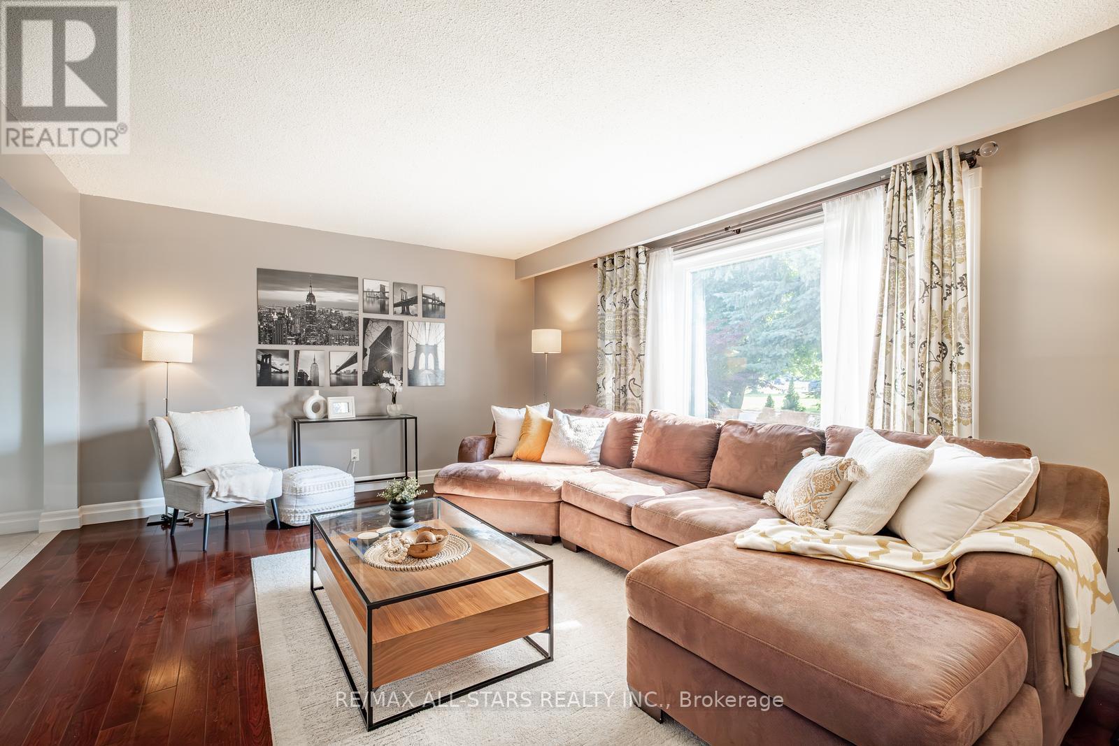 84 Thicketwood Boulevard, Whitchurch-Stouffville, Ontario  L4A 4K6 - Photo 8 - N12384807