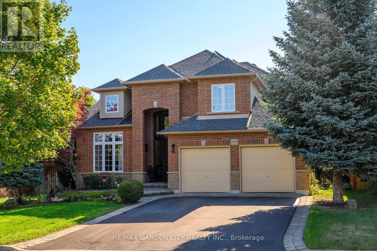19 GOLF WOODS DRIVE, Grimsby, Ontario