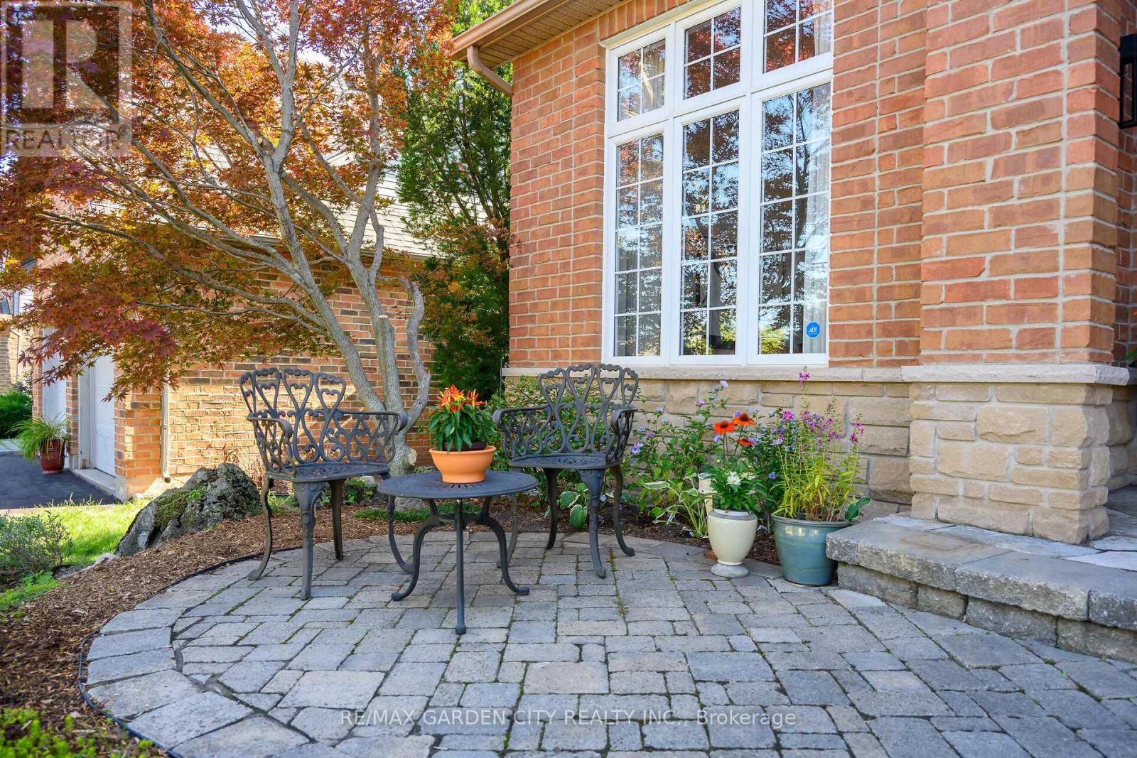 19 Golf Woods Drive, Grimsby (Grimsby East), Ontario  L3M 5P5 - Photo 4 - X12384845