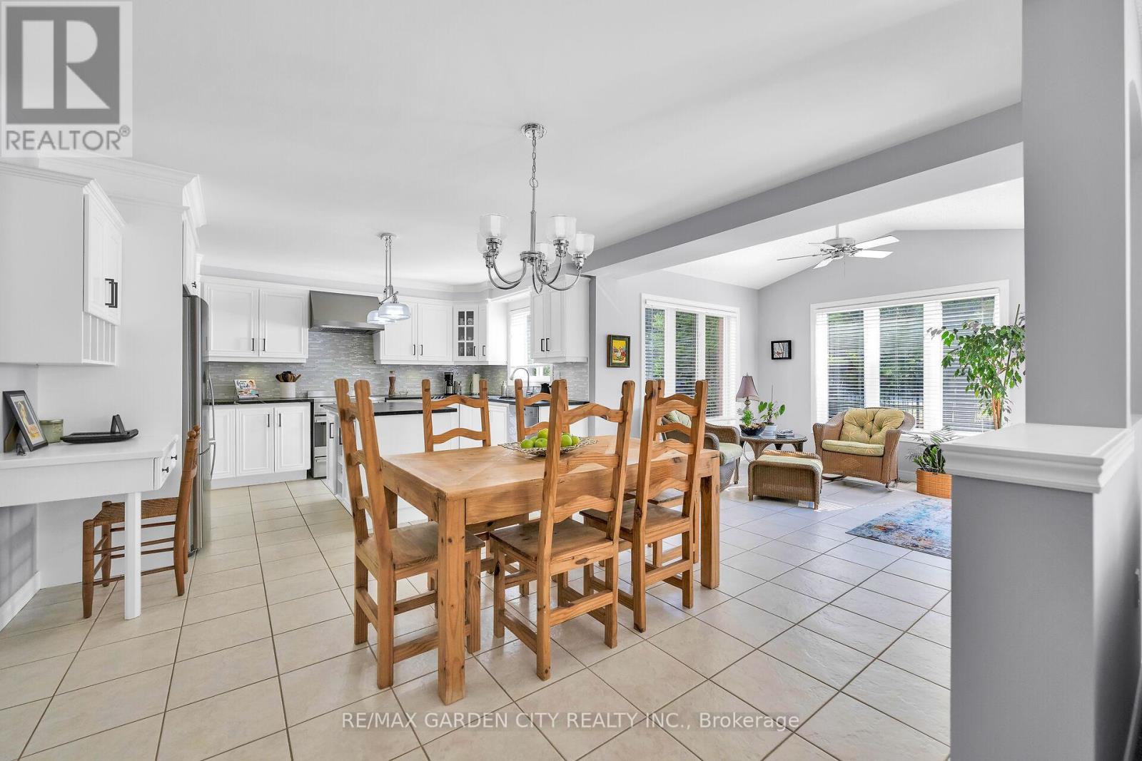 19 Golf Woods Drive, Grimsby (Grimsby East), Ontario  L3M 5P5 - Photo 5 - X12384845