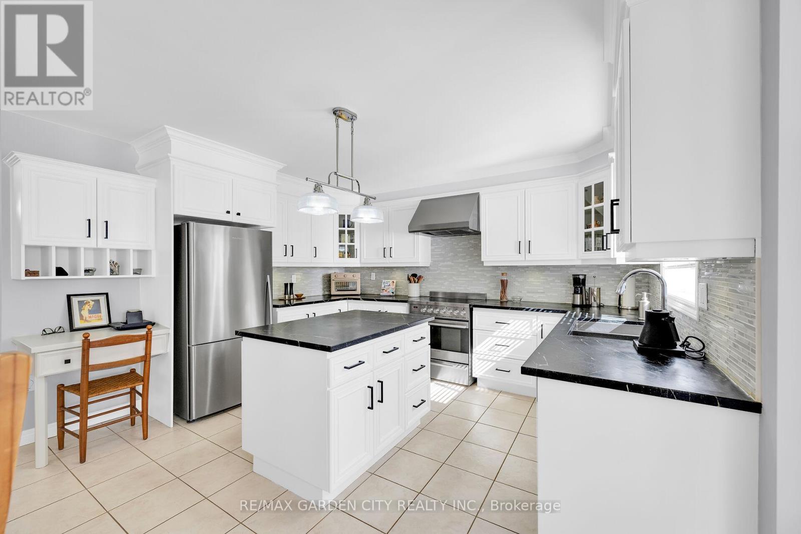 19 Golf Woods Drive, Grimsby (Grimsby East), Ontario  L3M 5P5 - Photo 6 - X12384845