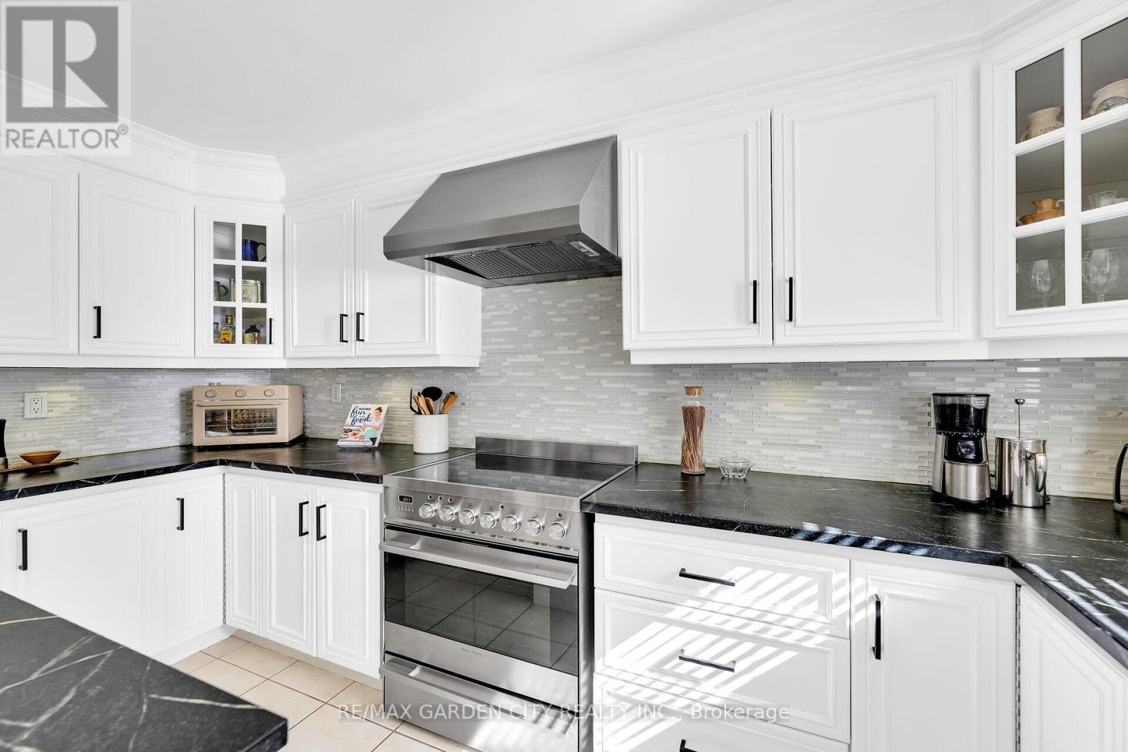 19 Golf Woods Drive, Grimsby (Grimsby East), Ontario  L3M 5P5 - Photo 7 - X12384845