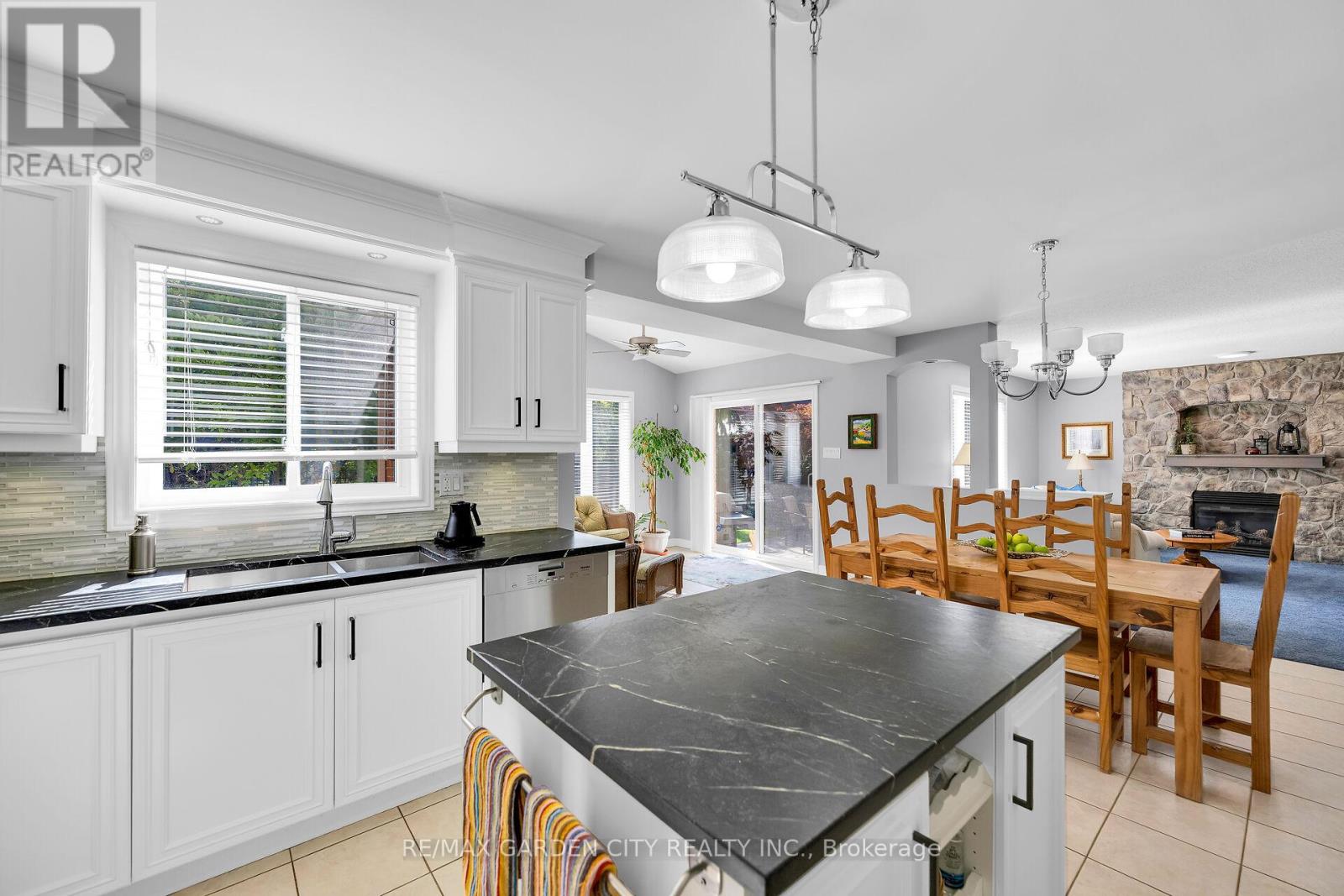 19 Golf Woods Drive, Grimsby (Grimsby East), Ontario  L3M 5P5 - Photo 9 - X12384845