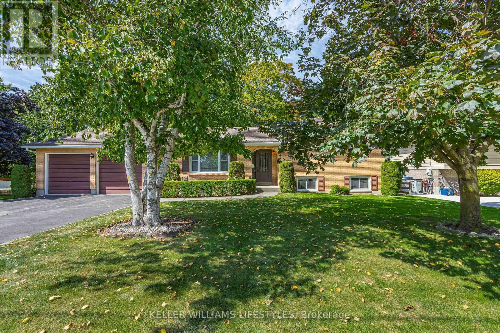 195 Queen Street, North Middlesex (Ailsa Craig), Ontario  N0M 1A0 - Photo 3 - X12384805