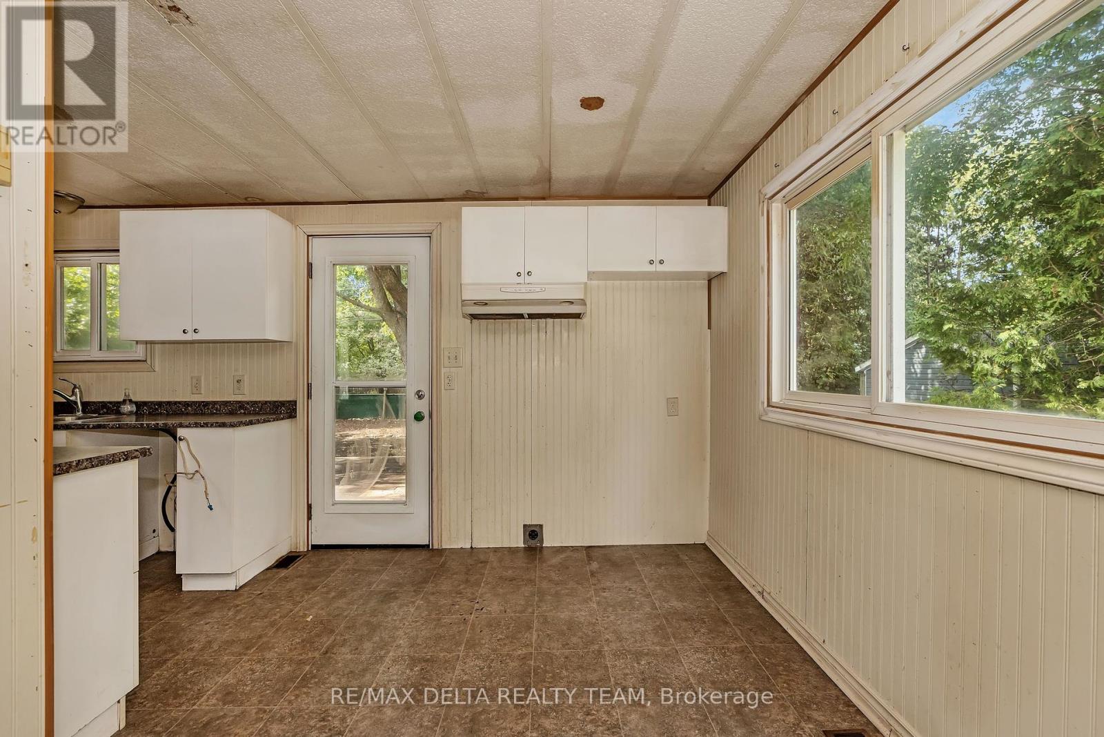 25 Fringewood Drive, Ottawa, Ontario  K2S 1T4 - Photo 8 - X12385141