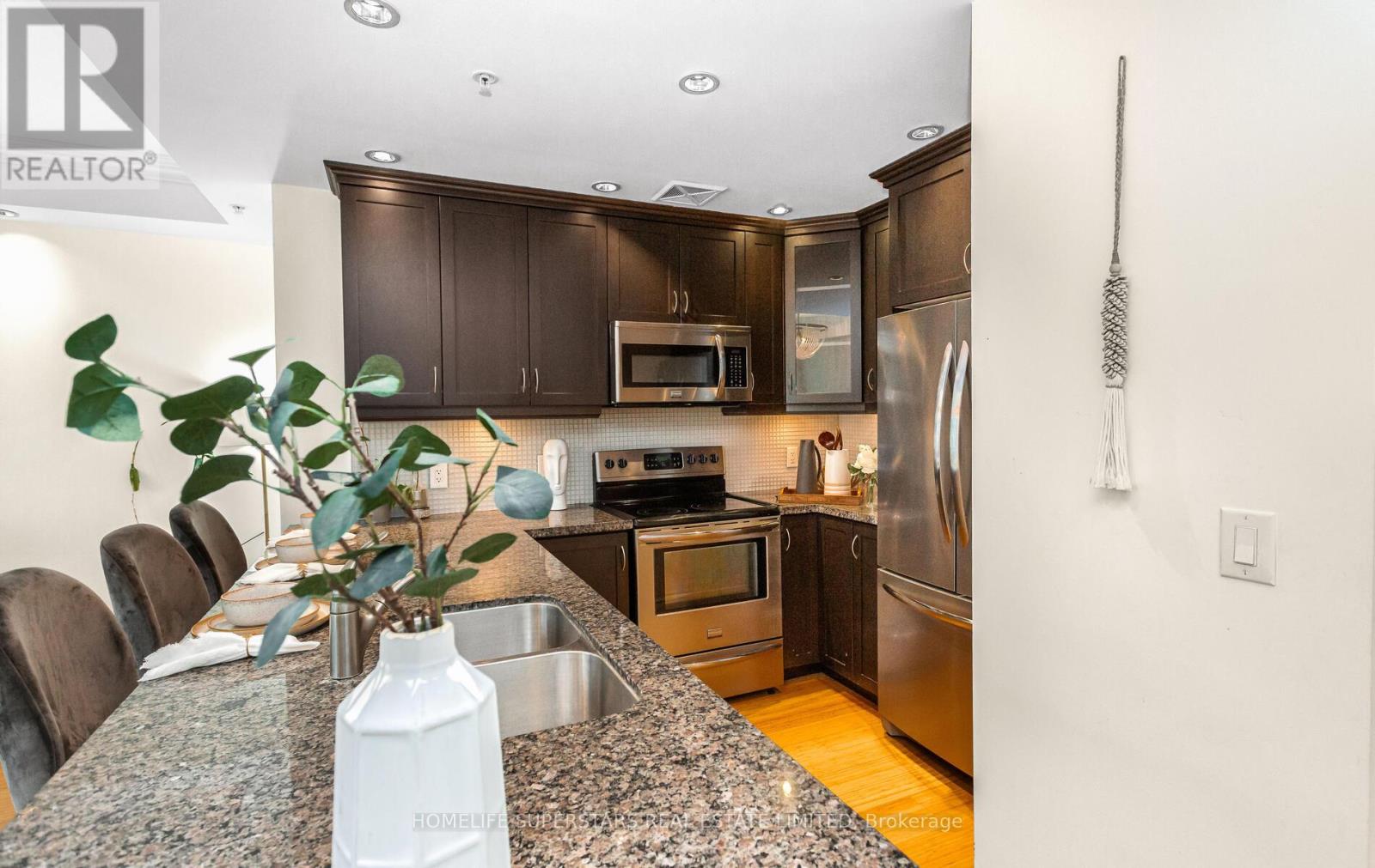 302 - 205 Lakeshore Road W, Oakville (Co Central), Ontario  L6K 0H8 - Photo 15 - W12384792