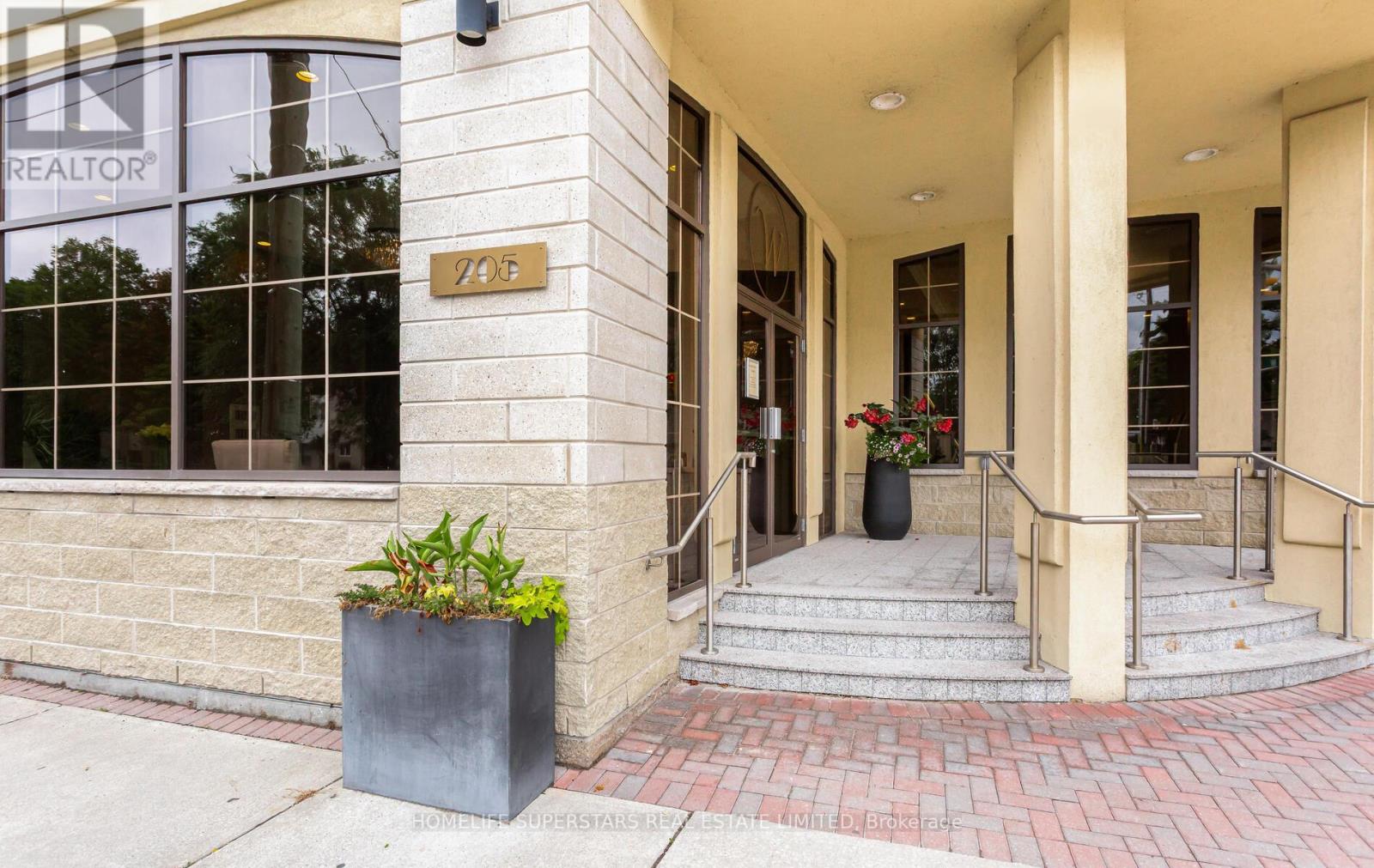 302 - 205 Lakeshore Road W, Oakville (Co Central), Ontario  L6K 0H8 - Photo 3 - W12384792