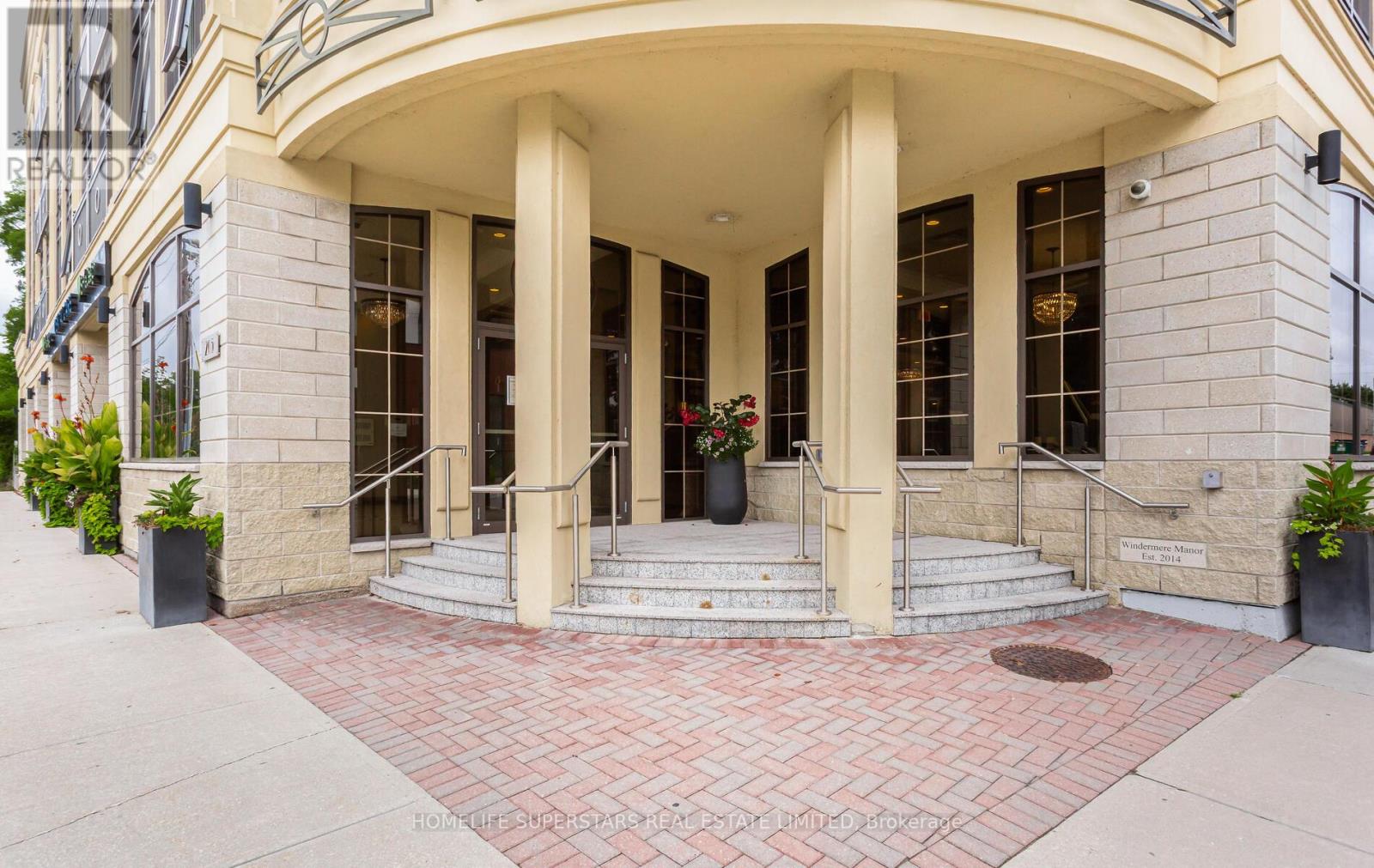 302 - 205 Lakeshore Road W, Oakville (Co Central), Ontario  L6K 0H8 - Photo 2 - W12384792