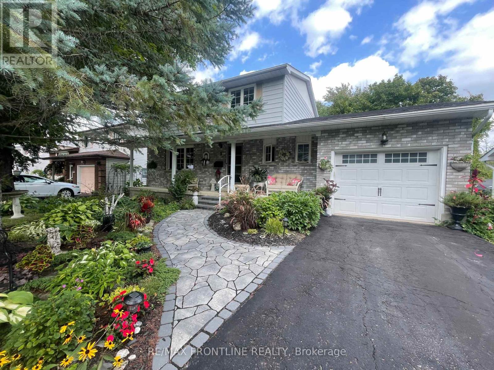 5 Ridgeview Place, Perth, Ontario  K7H 3L1 - Photo 4 - X12385082