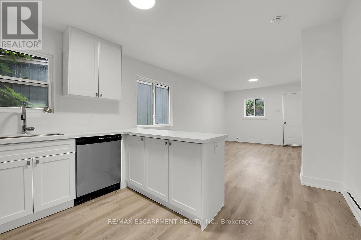 34 Rykert Street, St. Catharines (Western Hill), Ontario  L2S 1Z1 - Photo 2 - X12384977
