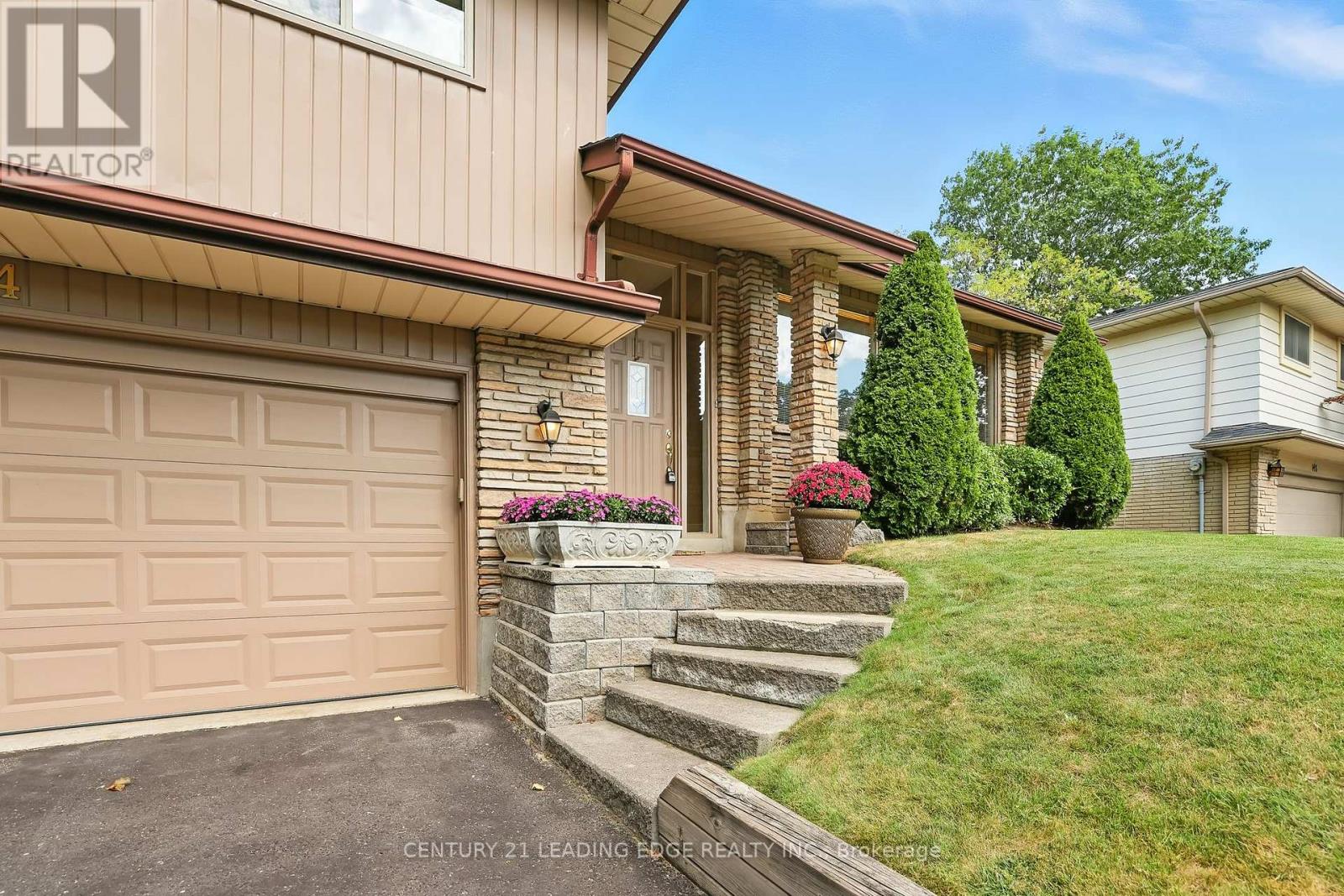 154 Switzer Drive, Oshawa (Centennial), Ontario  L1G 3J7 - Photo 4 - E12384245